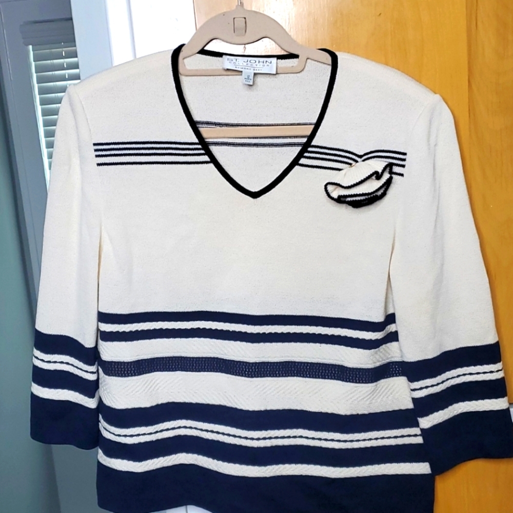 St.John Collection:stripped blouse w/flower lapell